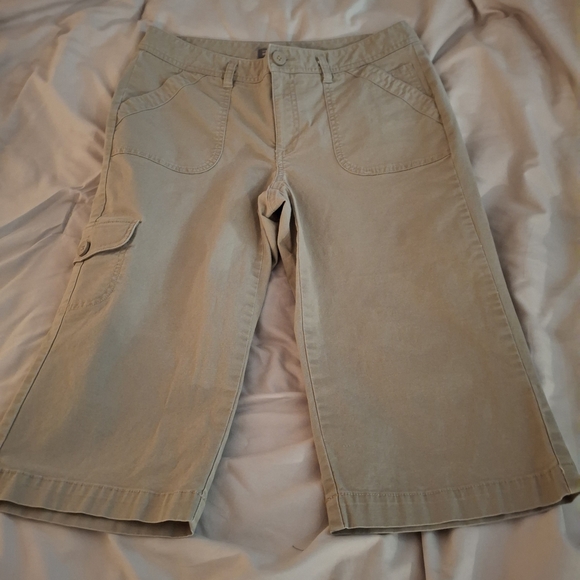 Dockers Wome's Khaki Capri Cargo Pants - Picture 3 of 9